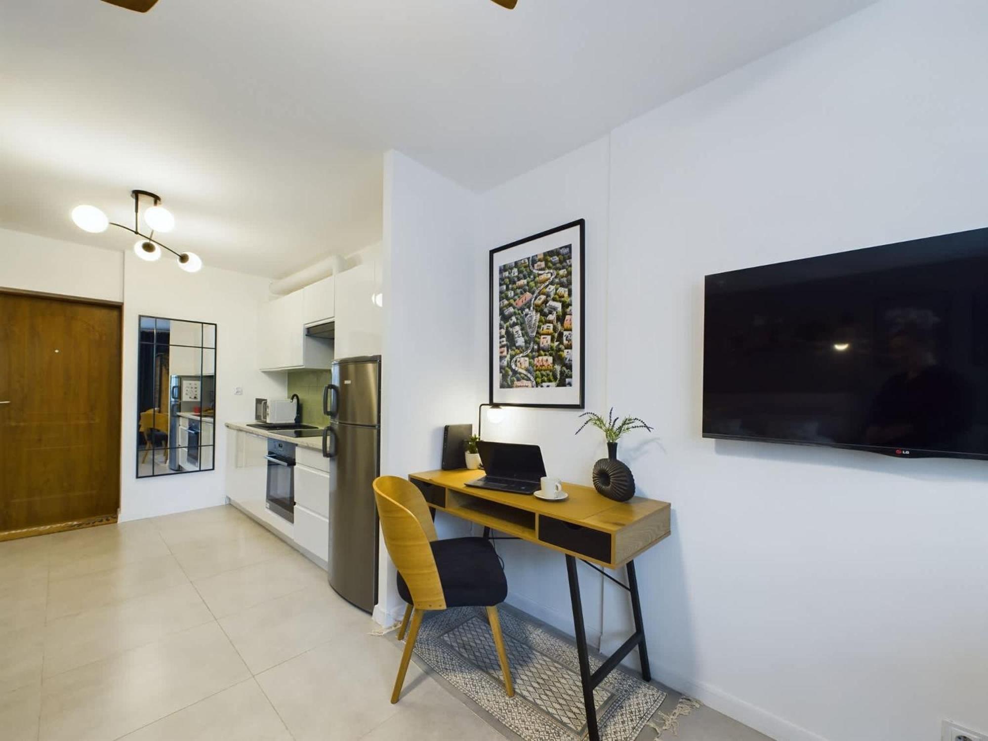 Appartement Atmospheric For 3 People In With Desk For Remote Work By Renters *