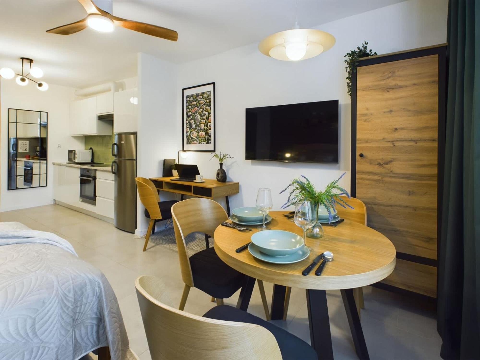 Atmospheric For 3 People In With Desk For Remote Work By Renters Appartement Warschau