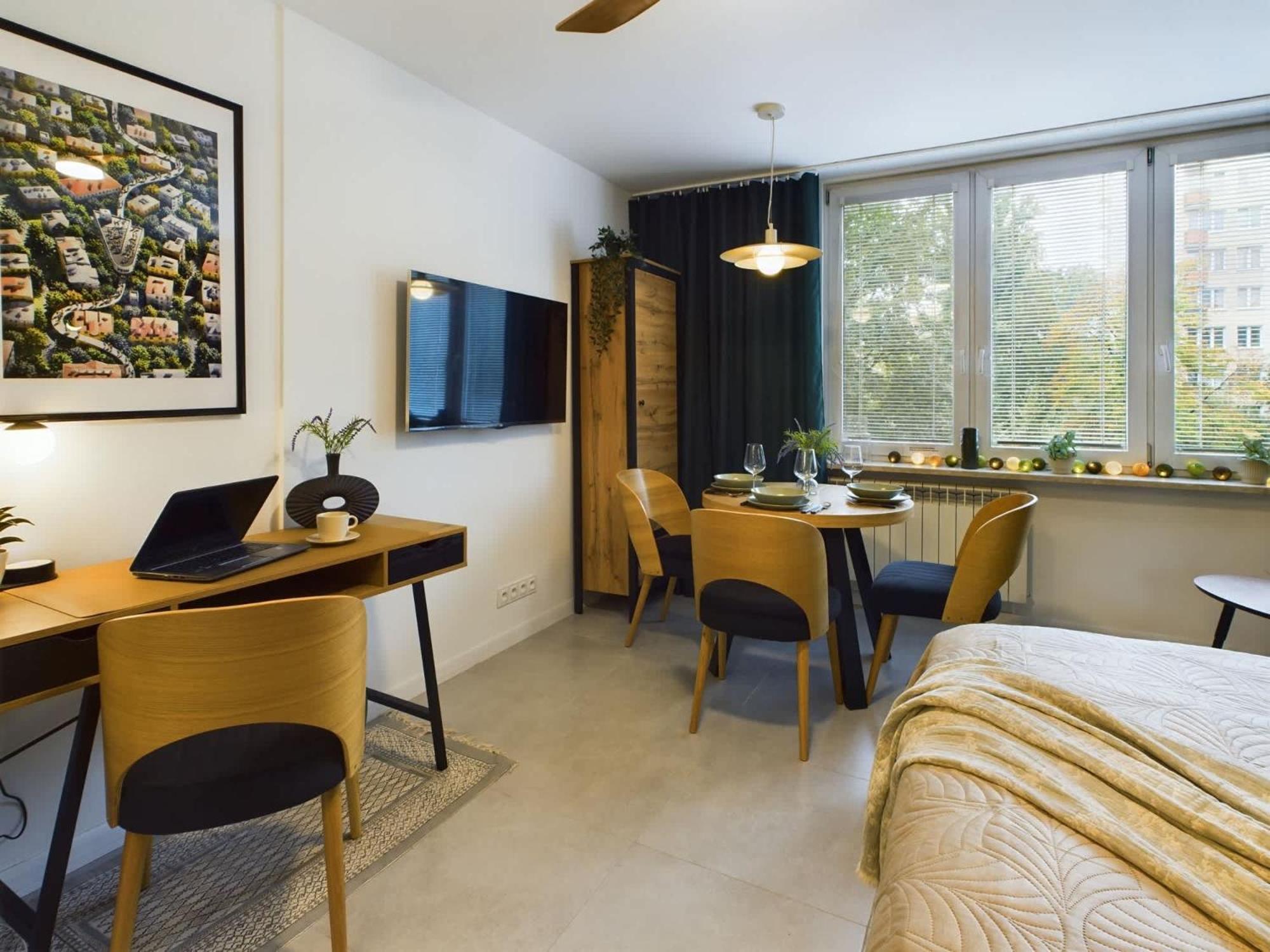 Atmospheric For 3 People In With Desk For Remote Work By Renters Appartement *