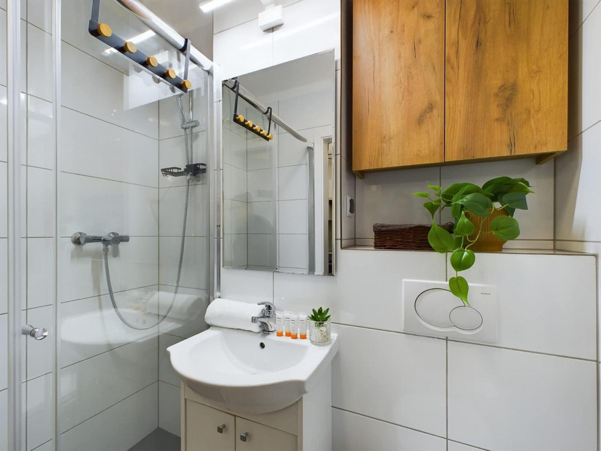 Atmospheric For 3 People In With Desk For Remote Work By Renters Appartement